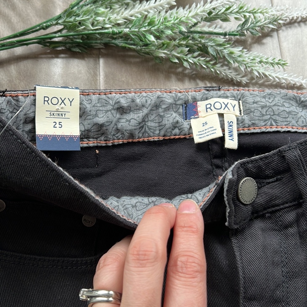 🎁4/$25 - ROXY Suntrippers black skinny jeans - 28W - NEW ☀️ - Picture 5 of 11